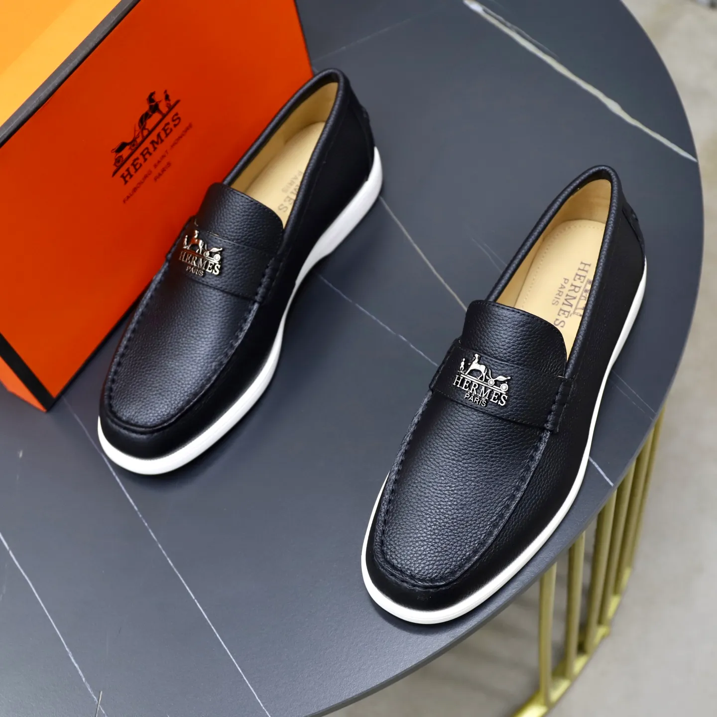 Ex-factory price: 560💰Hermès/Hermès slip-on men's shoes. This shoe is made of imported pebbled cowhide. It has simple and smooth lines and is combined with aerodynamically designed 3CM rubber foam ultra-light soles! Youthful and fashionable, classic H-shaped hardware buckle decoration, calf lining gently wraps the feet, with logo cowhide feet, casual and urban style, highlighting youthful vitality, sports and leisure version, super versatile, code number: 38-39-40-41-42-43-44 standard leather shoe size (45 can be customized but does not support returns)
